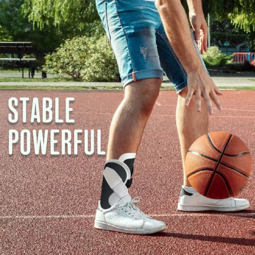 une personne qui joue au basket avec Attelle cheville basket