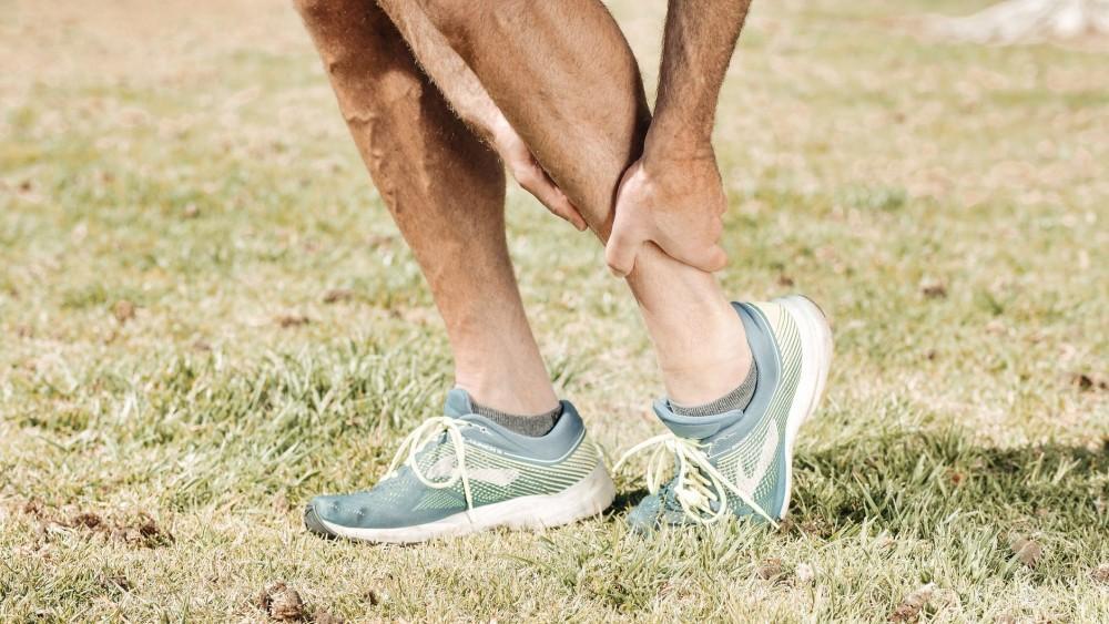 une personne qui fait de l'exercice avec une cheville cassée