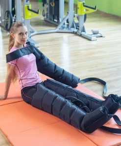 une femme qui utilise la botte pressothérapie de relaxation