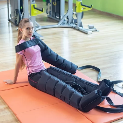 une femme qui utilise la botte pressothérapie de relaxation