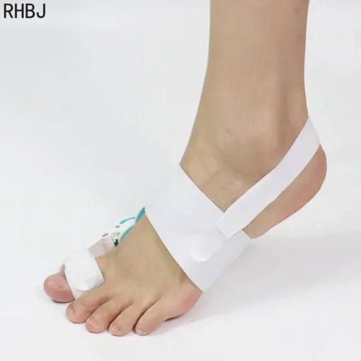 une personne ayant au pied l'Orthèse hallux valgus en silicone