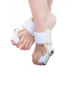 une personne qui porte notre Orthèse hallux valgus corrective